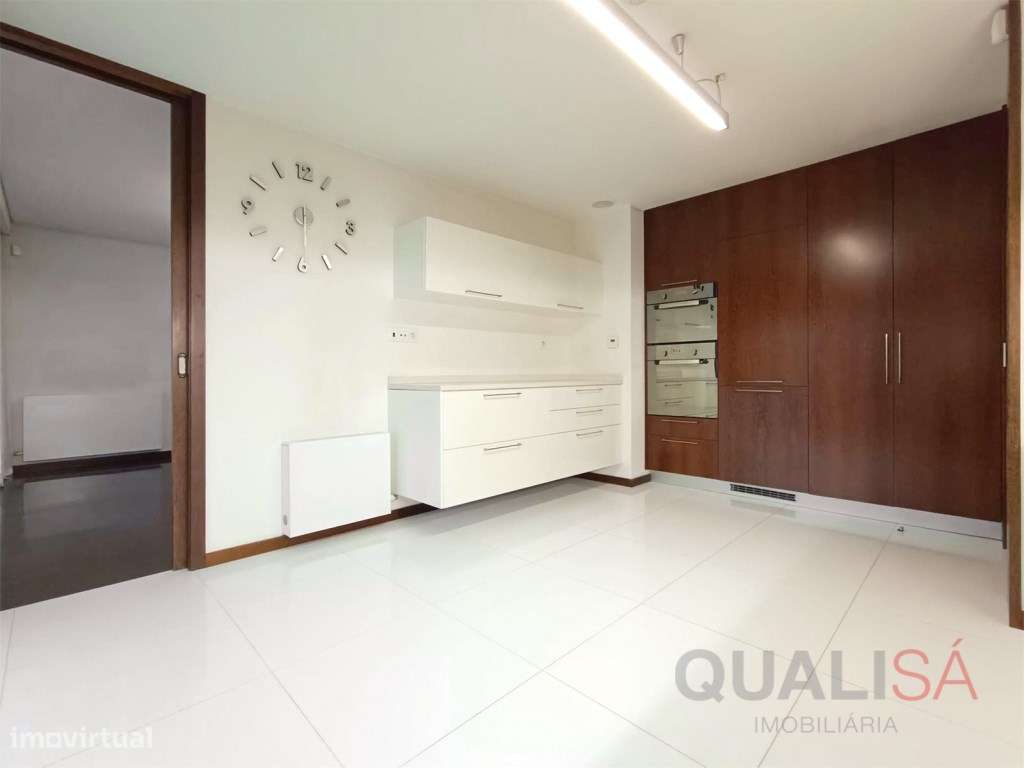 Apartamento T4 com varandas e garagem para duas viaturas localizado... - Grande imagem: 3/43