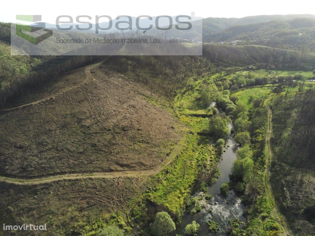 Terreno a confinar com ribeira - Sobrainho da Ribeira