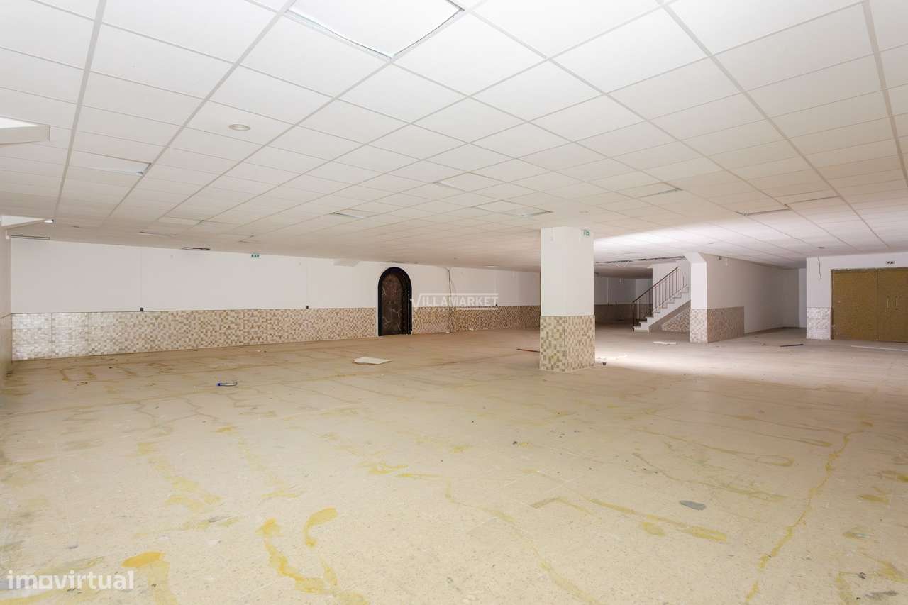 Loja com 755 m2 composta por 2 pisos situada na Rua Maria Andrade no C - Grande imagem: 2/15