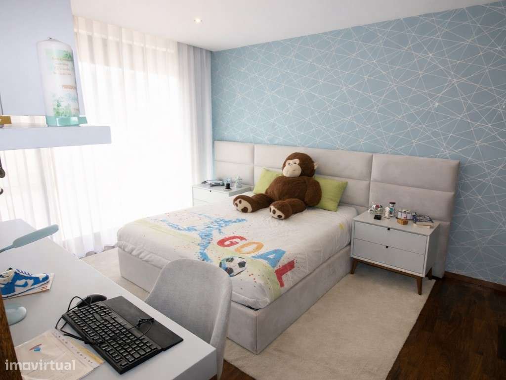 Moradia T4 com 4 frentes e jardim privado com árvores espaço e lumi...-18