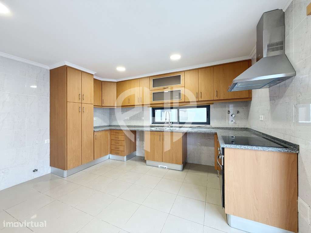 Exclusiva Moradia T5 de Arquitetura Contemporânea em Almada - Feijó-14