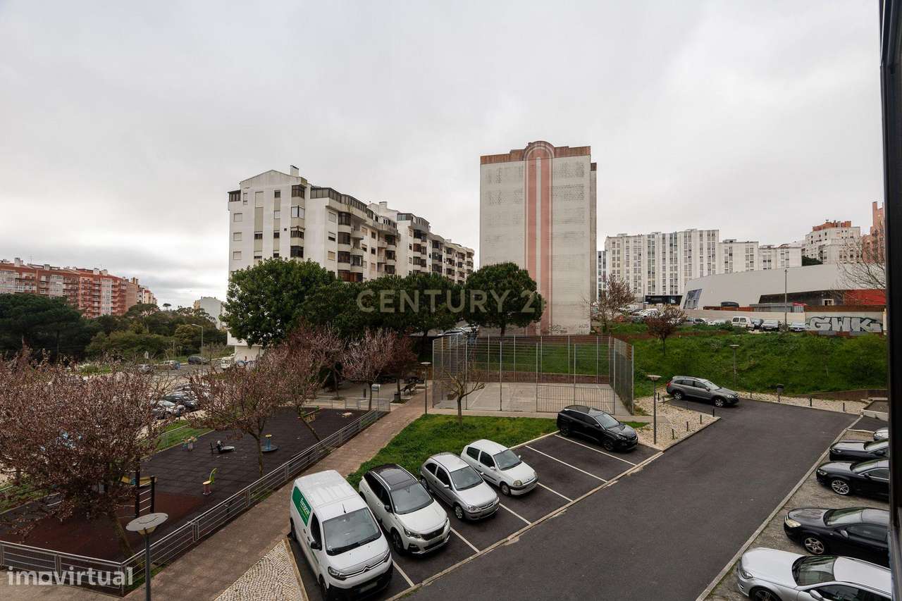 Apartamento de tipologia T2, com box e varandas, localizado em Rio de-15