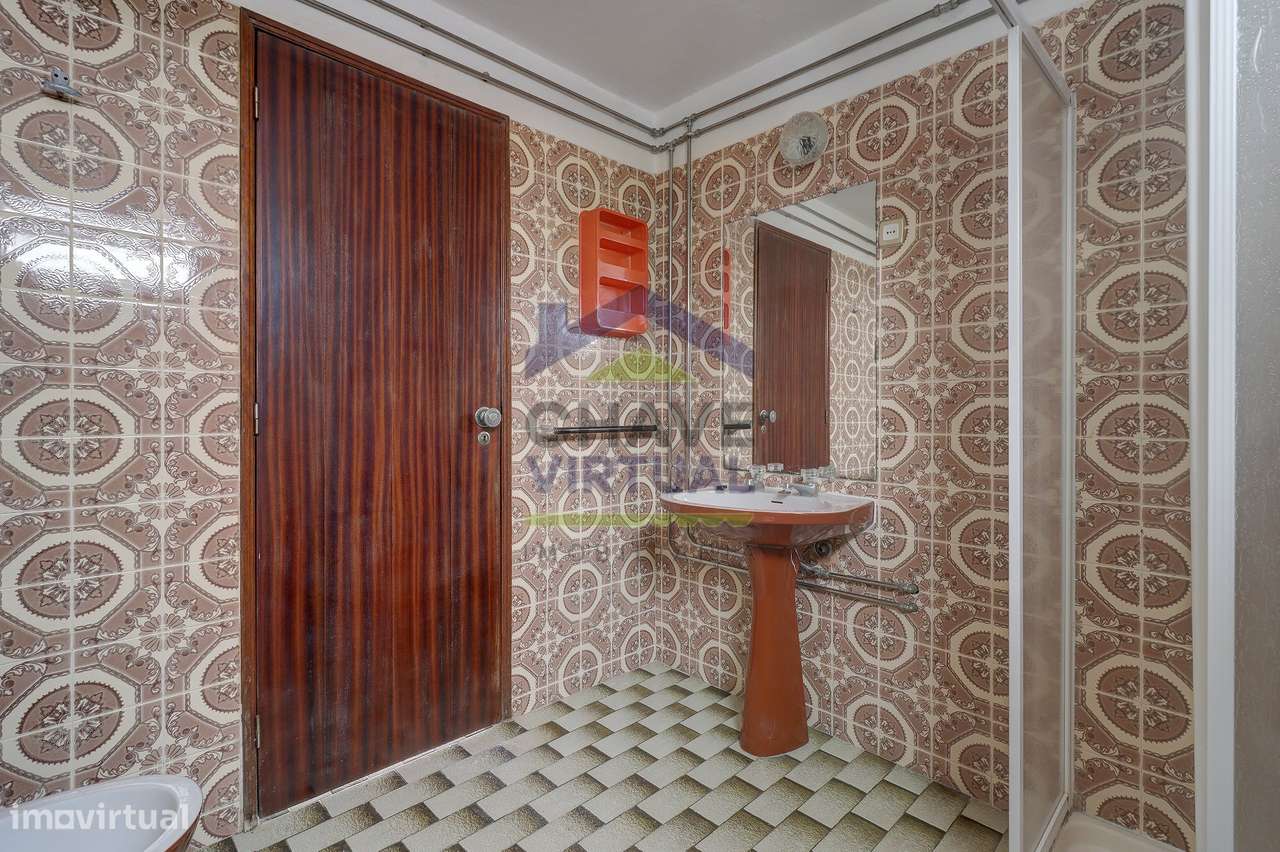 Moradia V3 com Terreno Urbano e Garagem - Seixal, Lourinhã-40