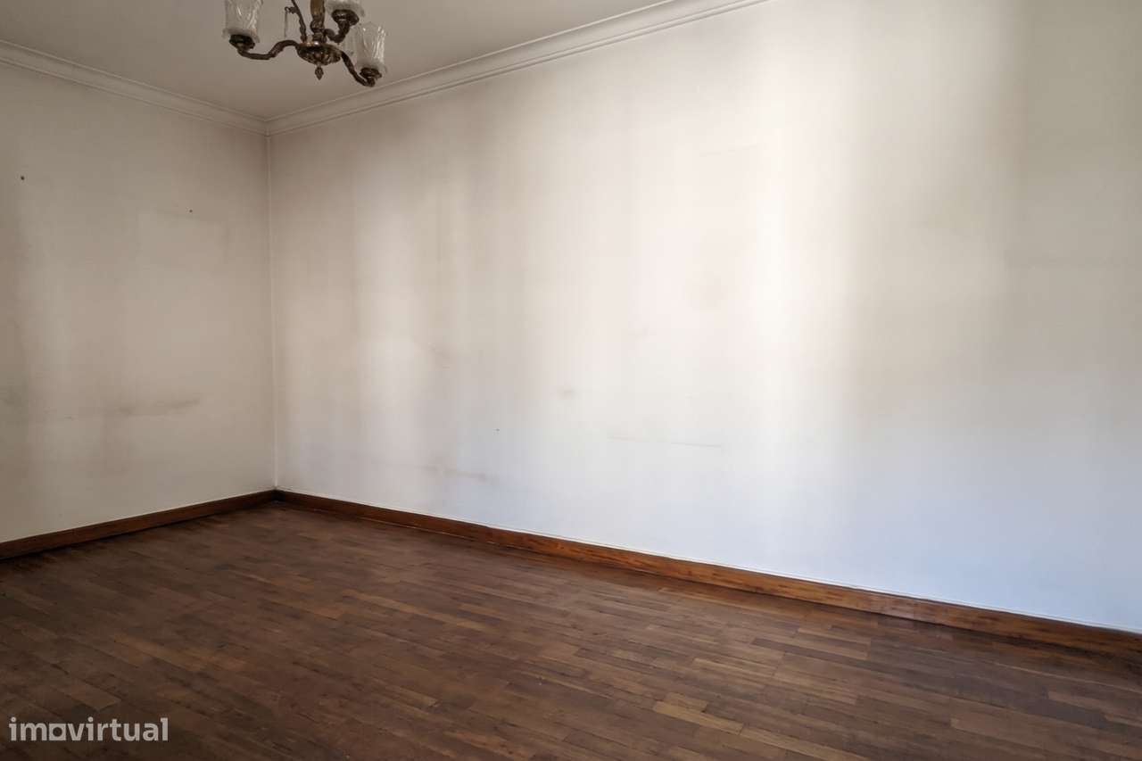 Moradia T6 no centro de Anadia com Garagens-10