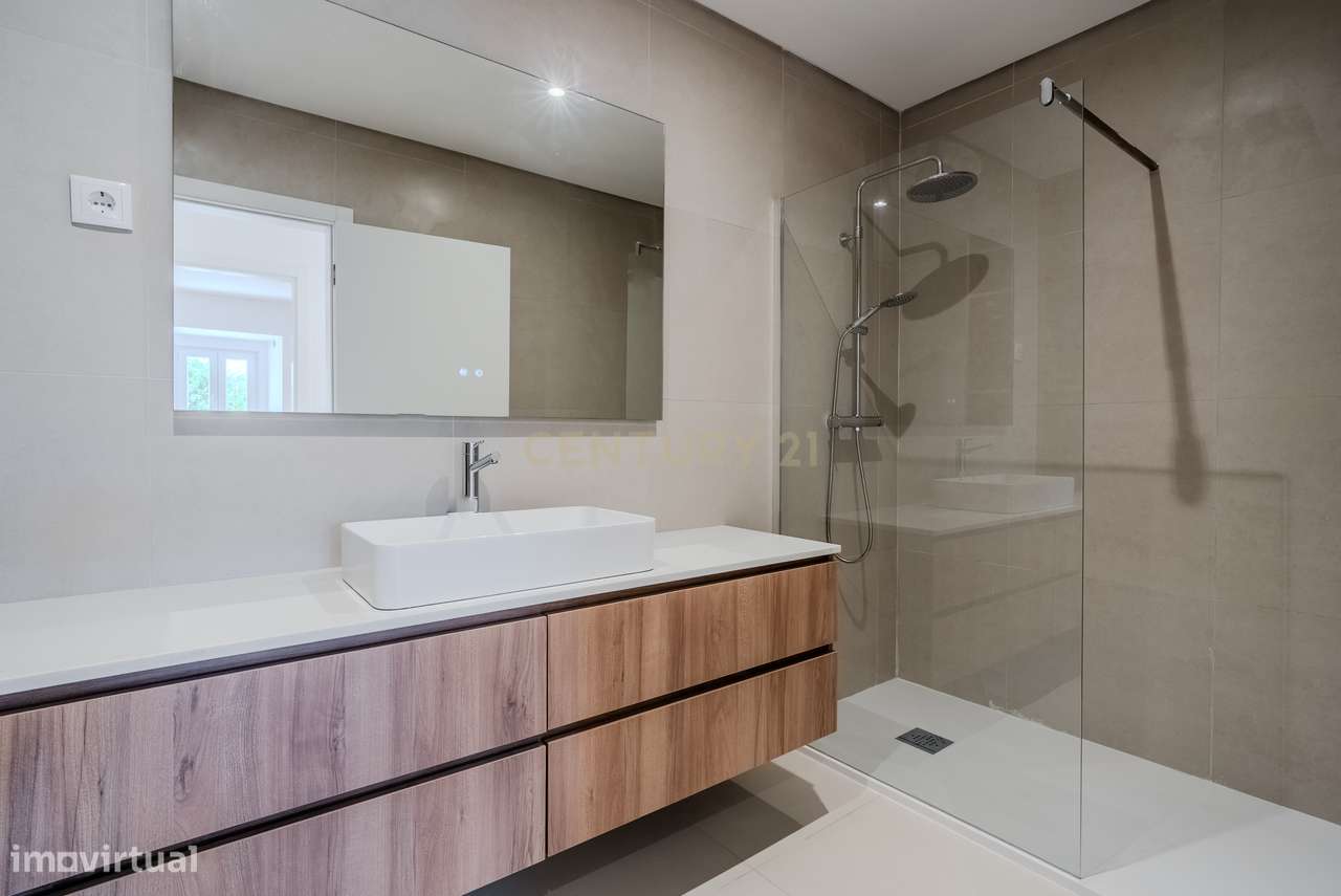 Moradia Térrea T4 totalmente renovada, com piscina, espaço exterior e-15