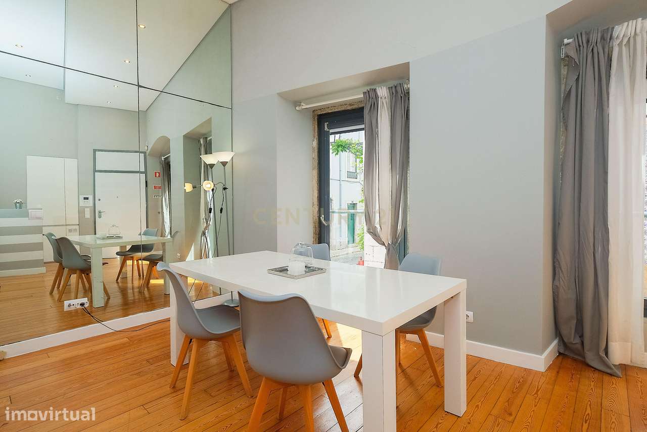 T1 único com pé direito alto + mezzanine | 81,56m² | Bairro Alto | Pot-14