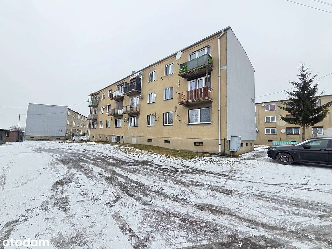 Z balkonem i budynkiem gospodarczym-17