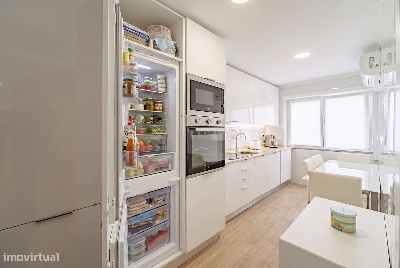 Apartamento T2 Remodelado na Torre da Marinha-7