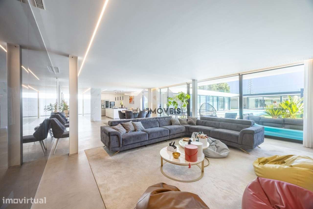 Moradia T5 | Térrea | Piscinas | Jardins | 4 Frentes | Única - Grande imagem: 5/60