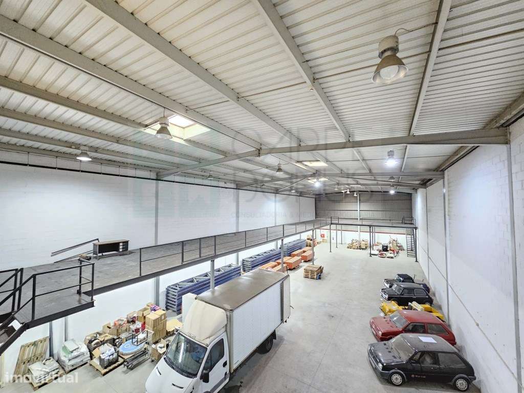 Amplo Armazém com escritórios na Nacional 10, Alverca do Ribatejo-5