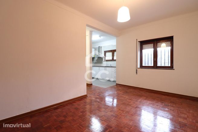 Apartamento T3 com sótão e cozinha equipada no centro do Avelar.-1