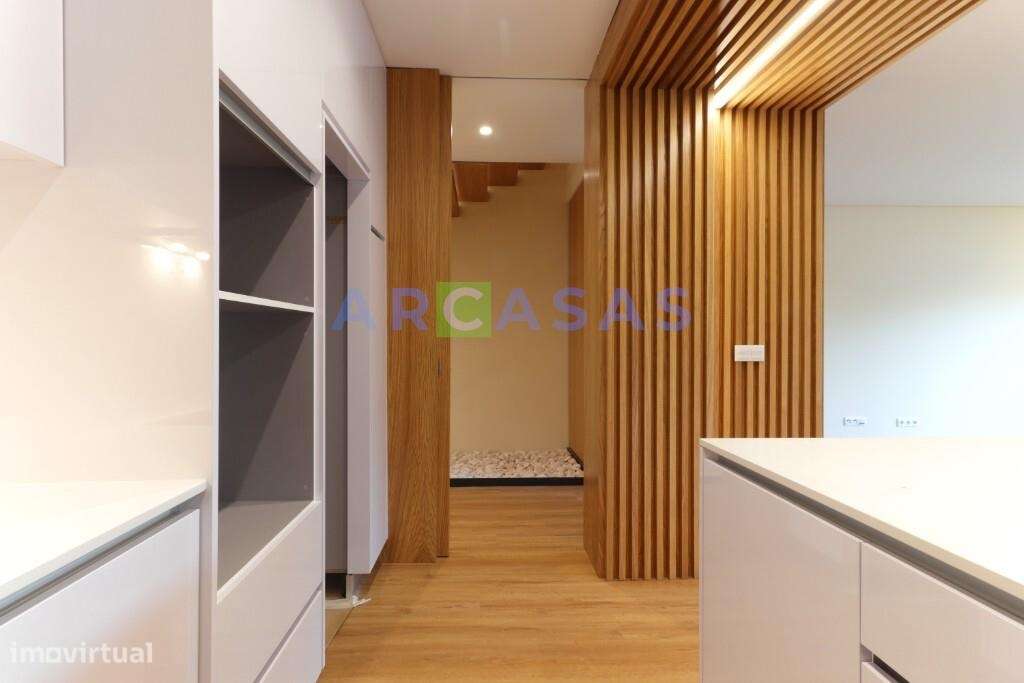 Moradia V3 com jardins e estacionamento na Trofa-6