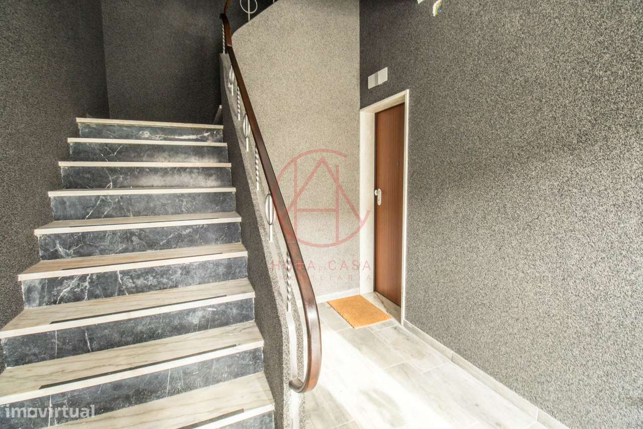 R/C de Moradia bi-familiar com quintal e garagem individual-36