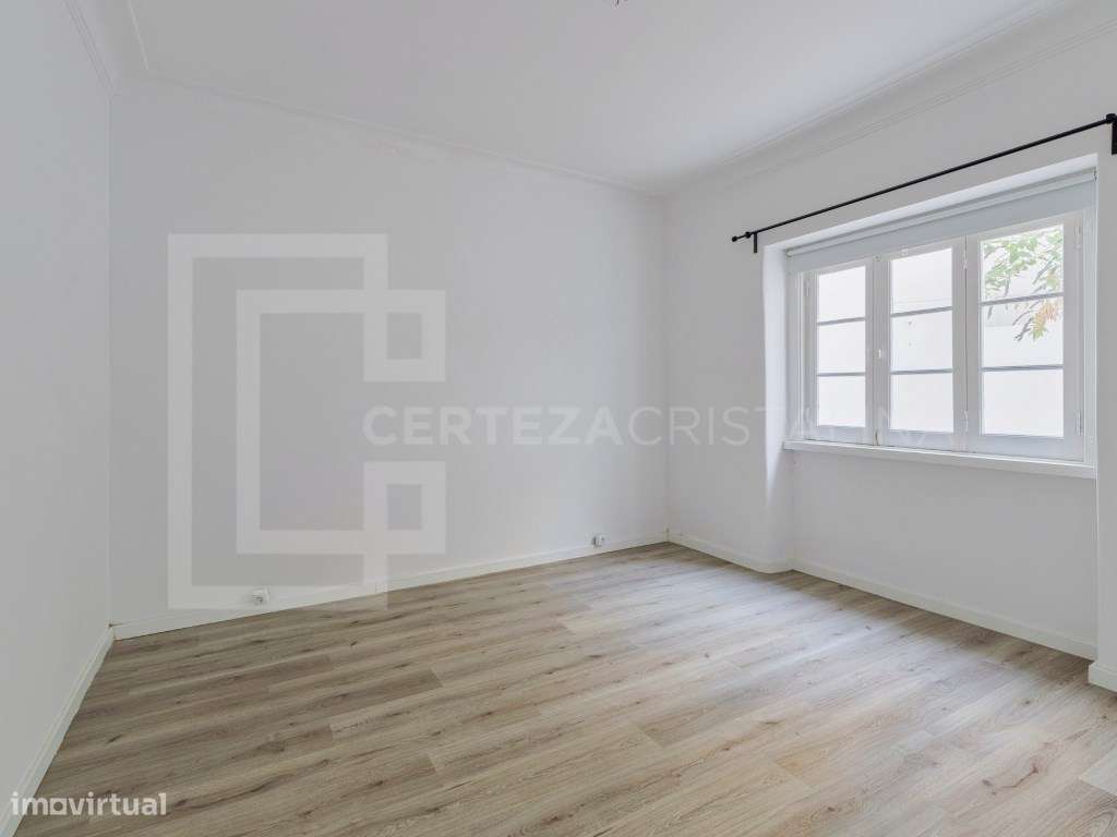 Apartamento T2 com logradouro no coração de Almada-12