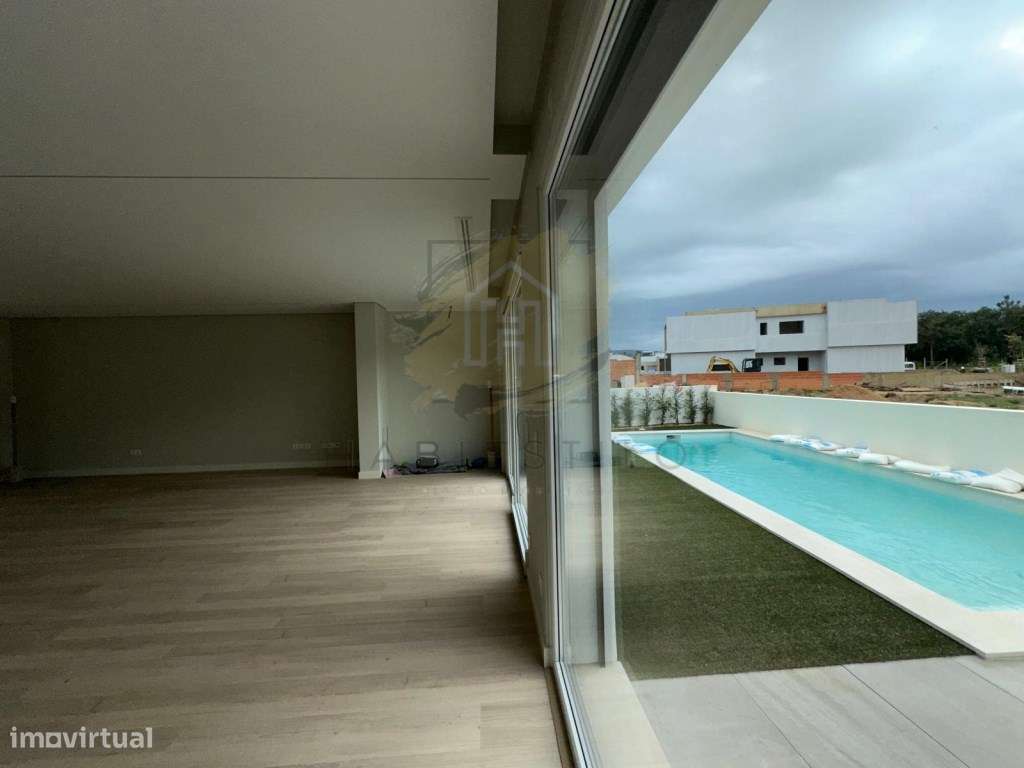 Moradia V4 com excelentes acabamentos-28