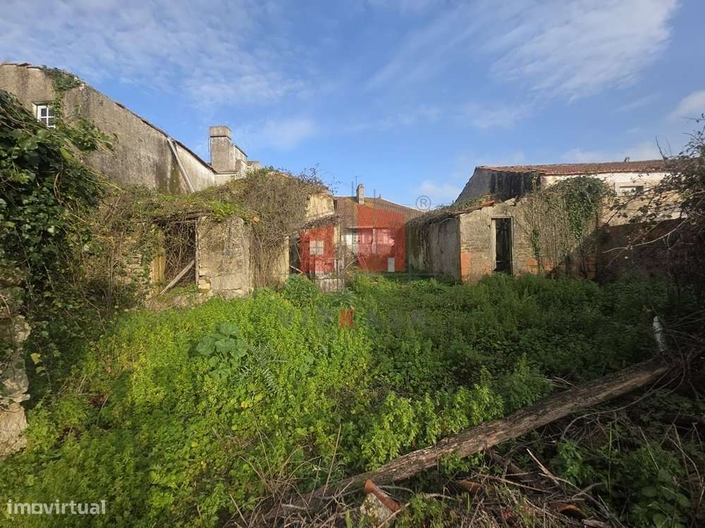 Moradia para recuperação total com 1437 m2 de lote-10