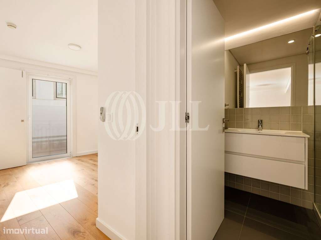 Apartamento T2, com varandas e estacionamento, em Lisboa-32
