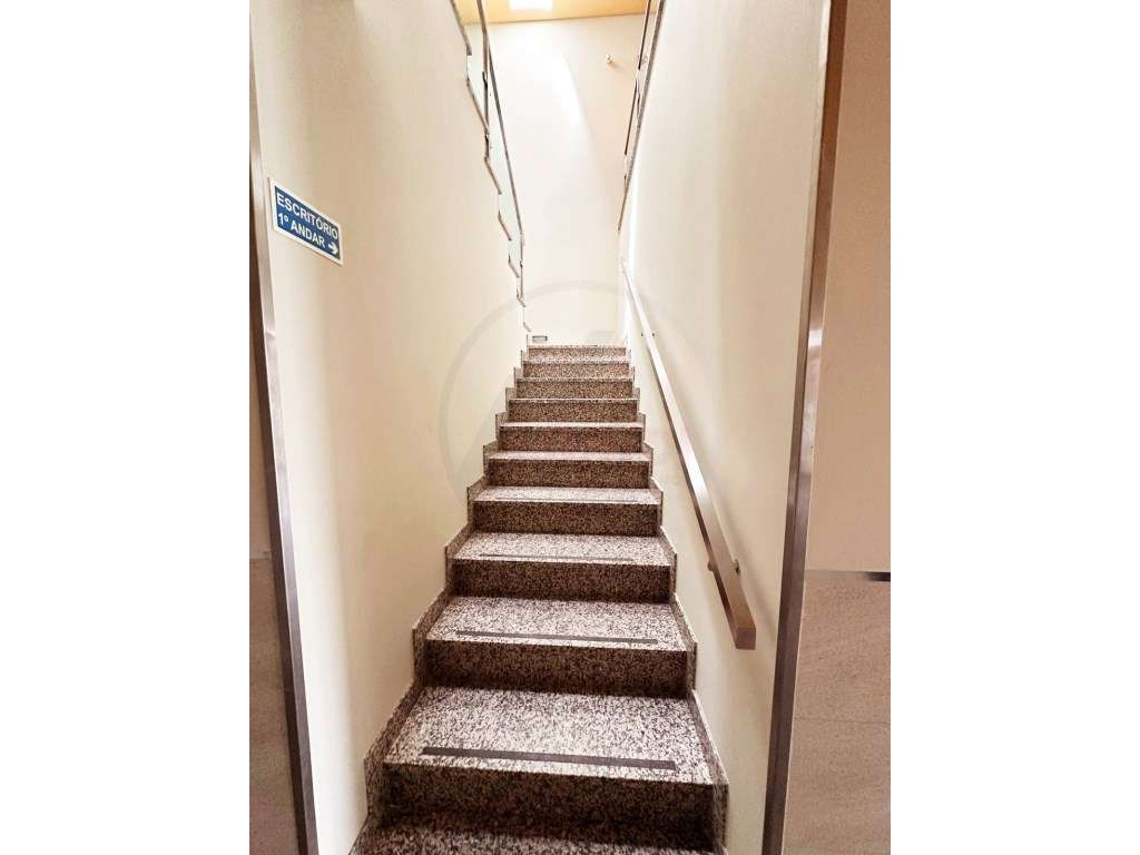 Escritório e instalações para arrendamento com 300 m2, totalmente m... - Grande imagem: 3/13