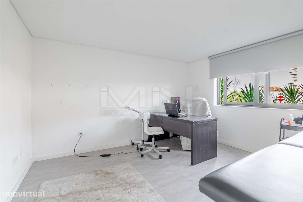 Moradia T4 de 4 Frentes: Elegância e Versatilidade a 2km do Freixo-23