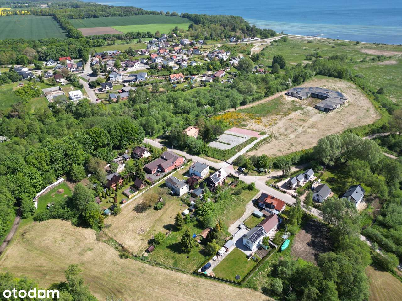 Duża działka w malowniczym położeniu z 2 budynkami-8