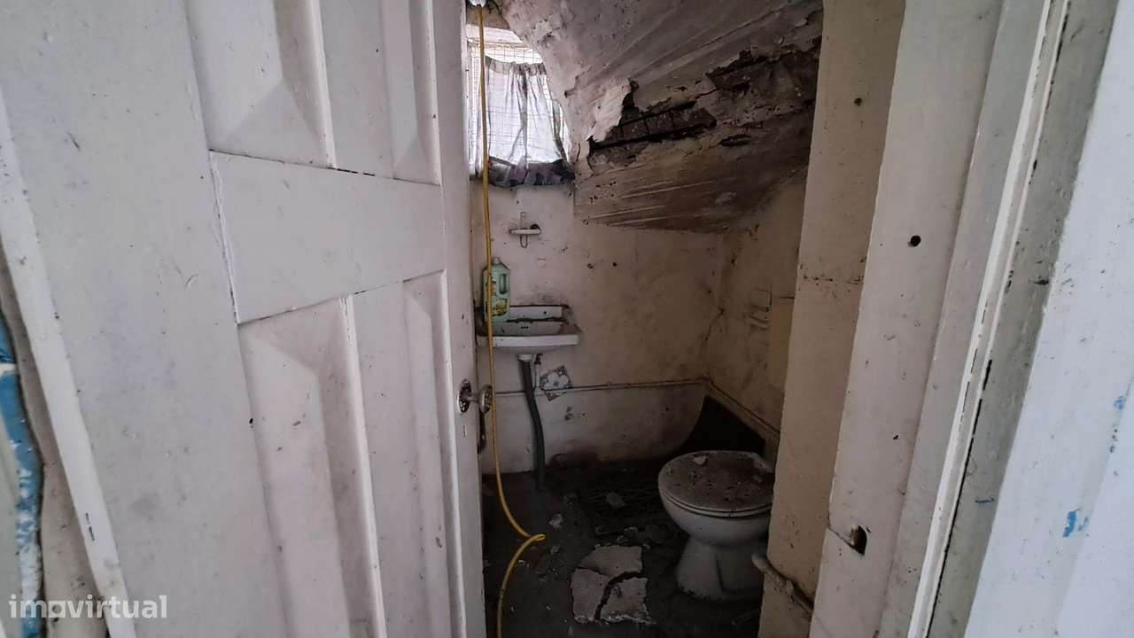 Moradia T6 para reconstrução- Santa Clara, Coimbra-25