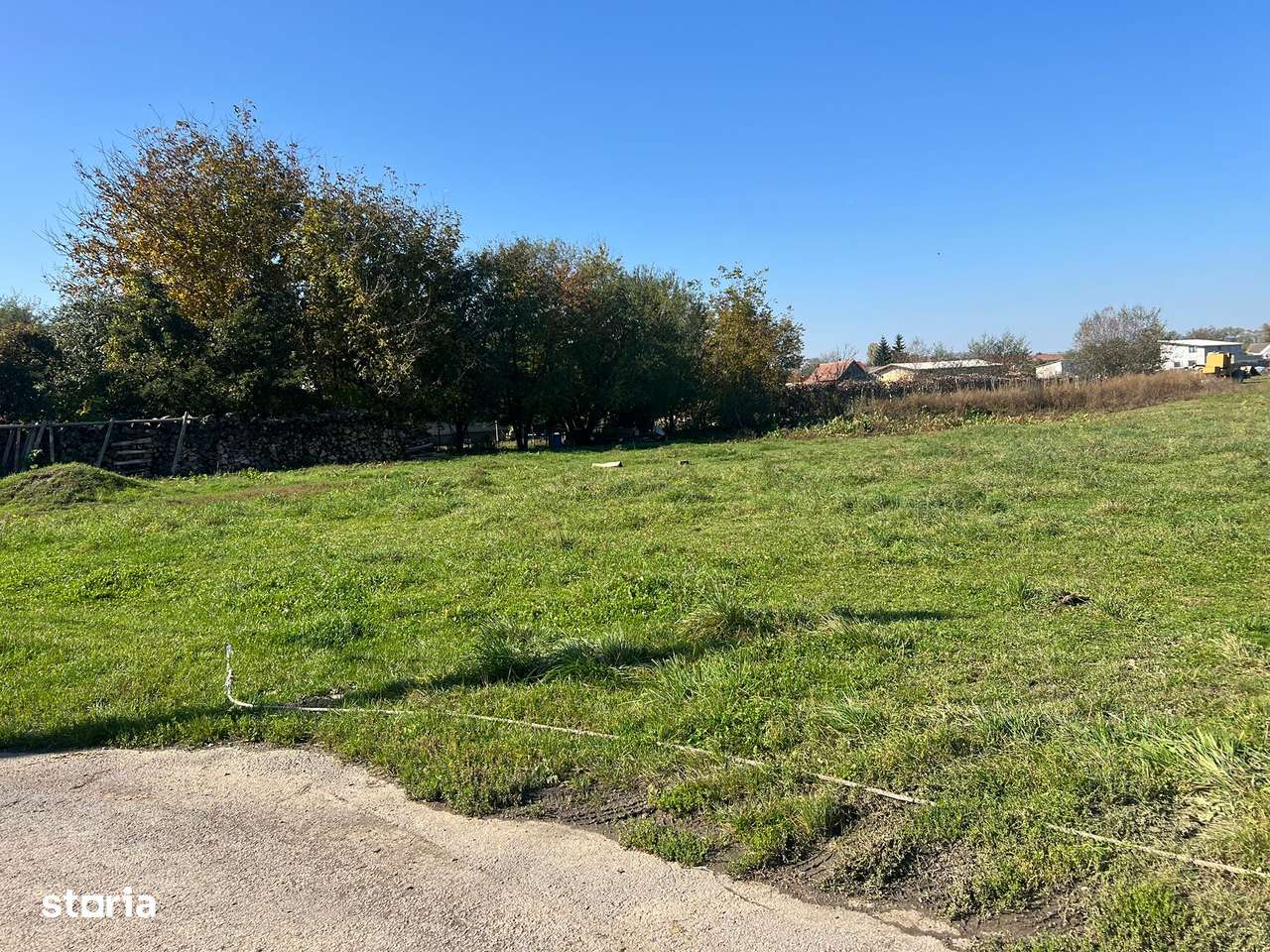 Teren intre case,la asfalt,curent,canalizare,apa,iluminat stradal. - Imagine principală: 5/5