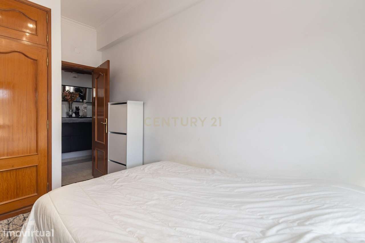 Magnifico T2, no Laranjeiro, perto do Alfeite, construção de 2002, pré-18