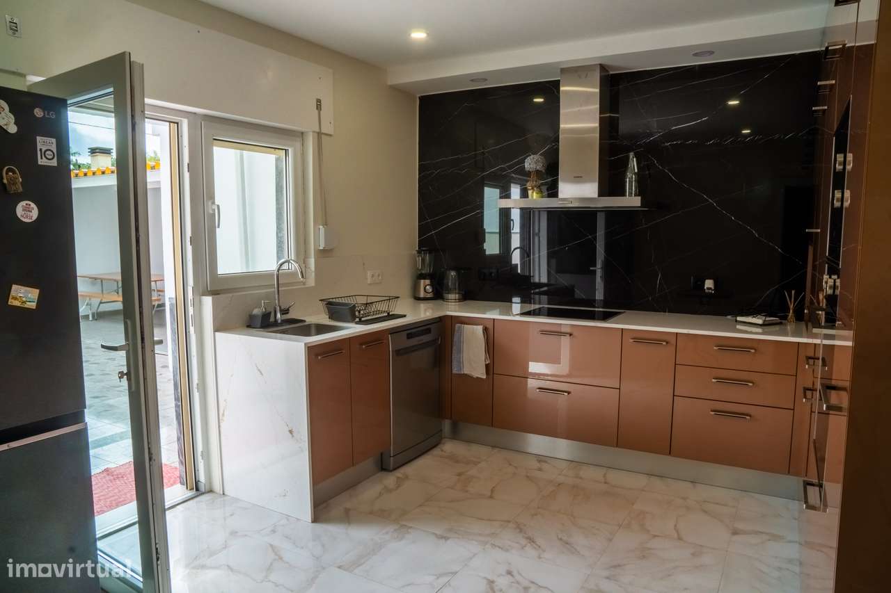 Moradia Remodelada T5 na Quinta do Conde – Pronta a Habitar!-5