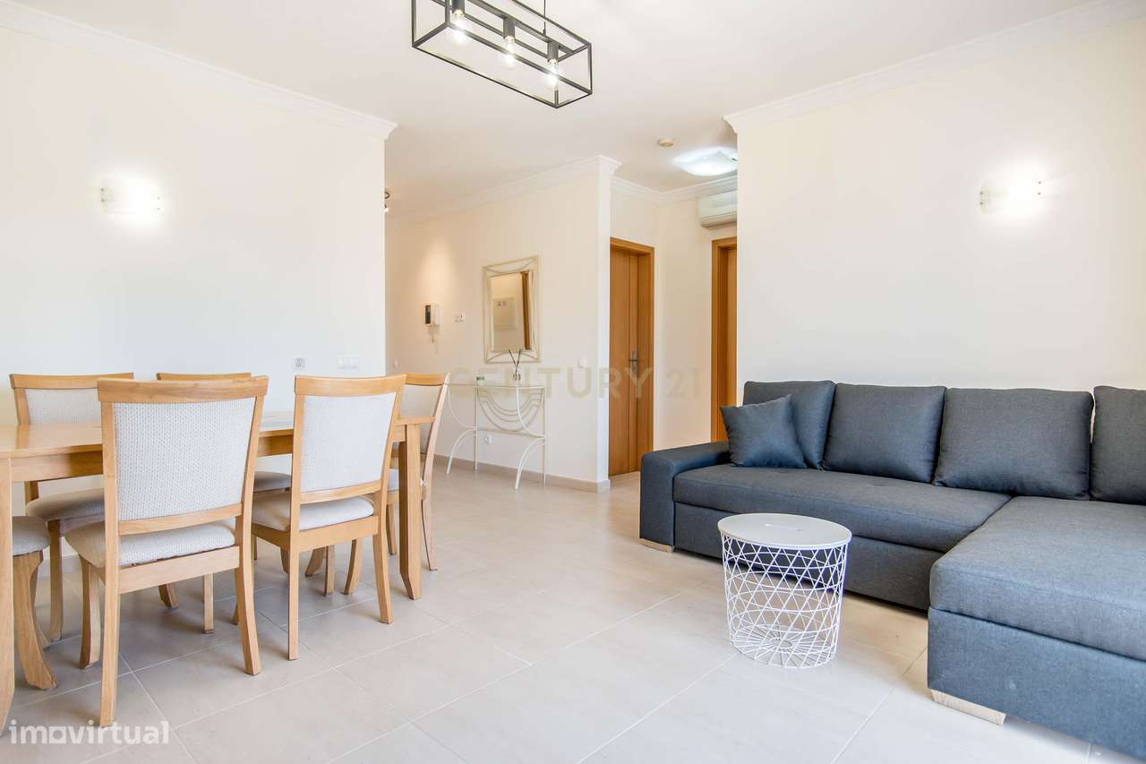 Apartamento T2 com Garagem e Piscina no centro de Albufeira - Grande imagem: 2/13