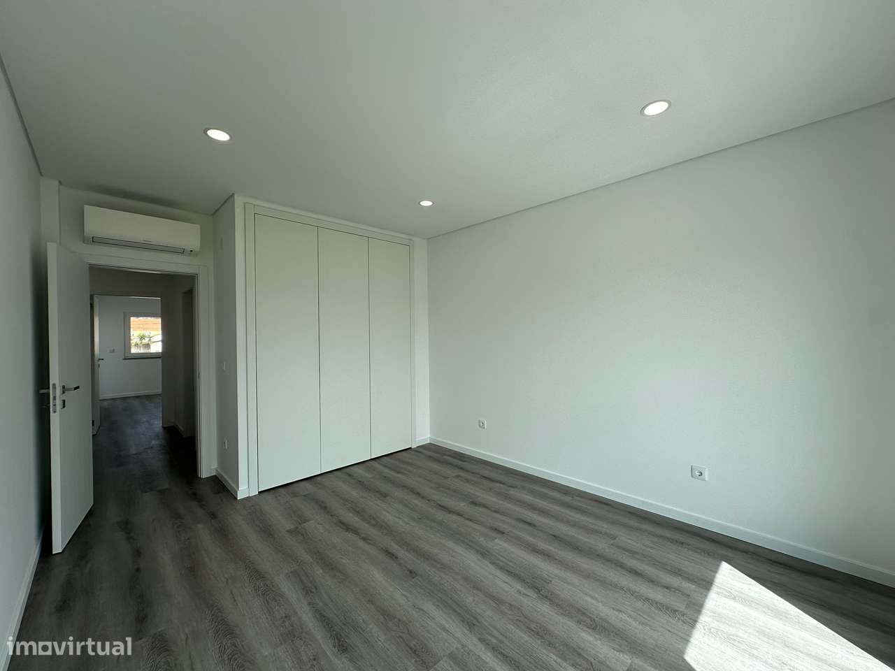 Moradia T3 com terraço e garagem, próxima a praias-12