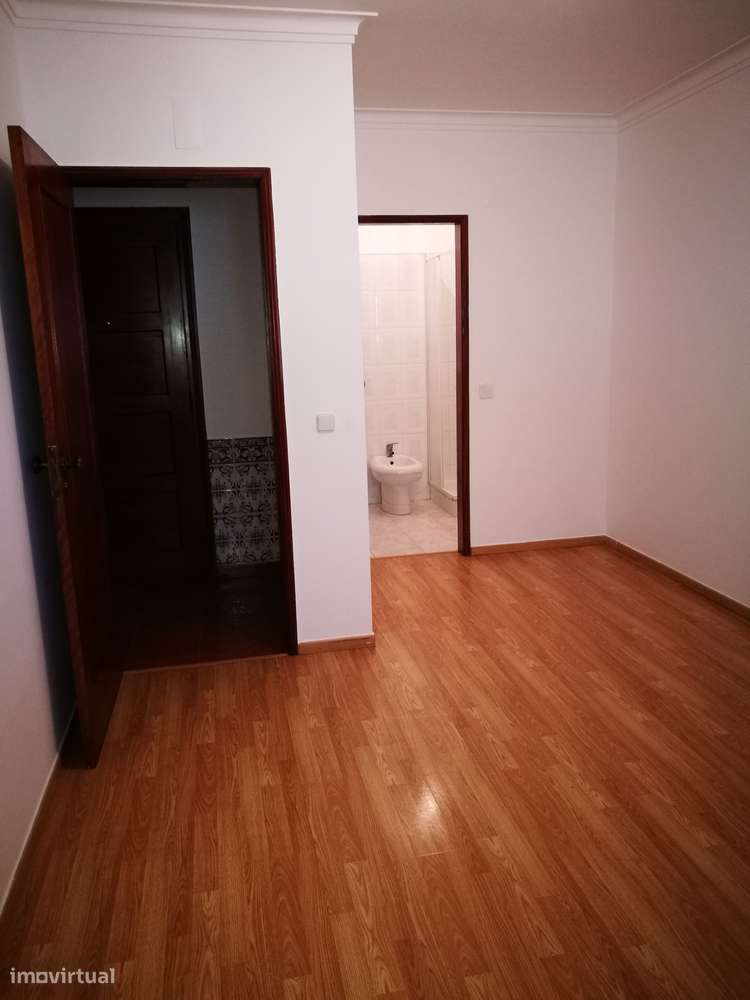 Apartamento T3 em Benavente com Varandas-17