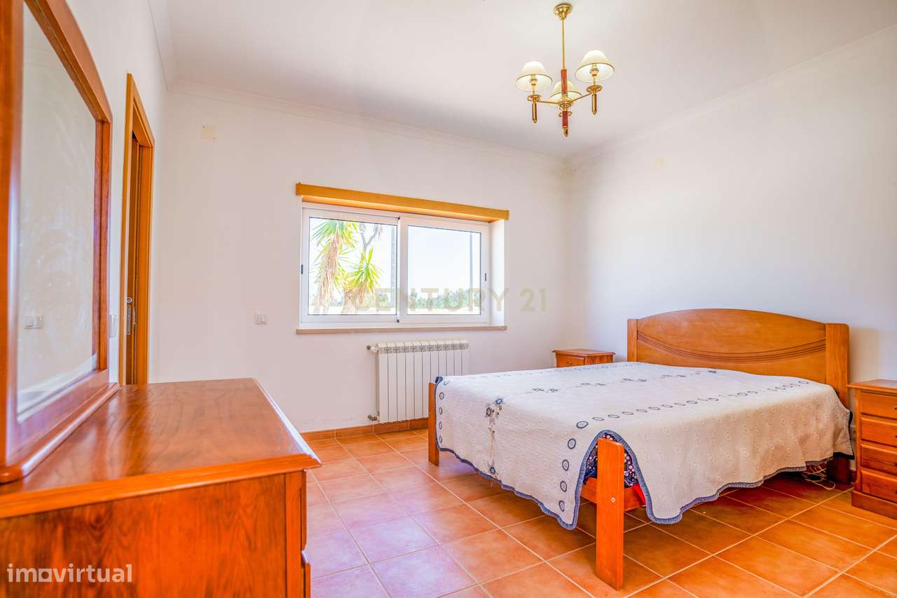 Moradia T6, localizada numa das zonas mais valorizadas do Oeste-17