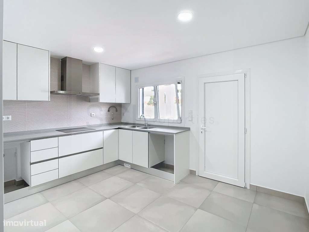 Moradia T3 duplex no centro de Fernão Ferro-10