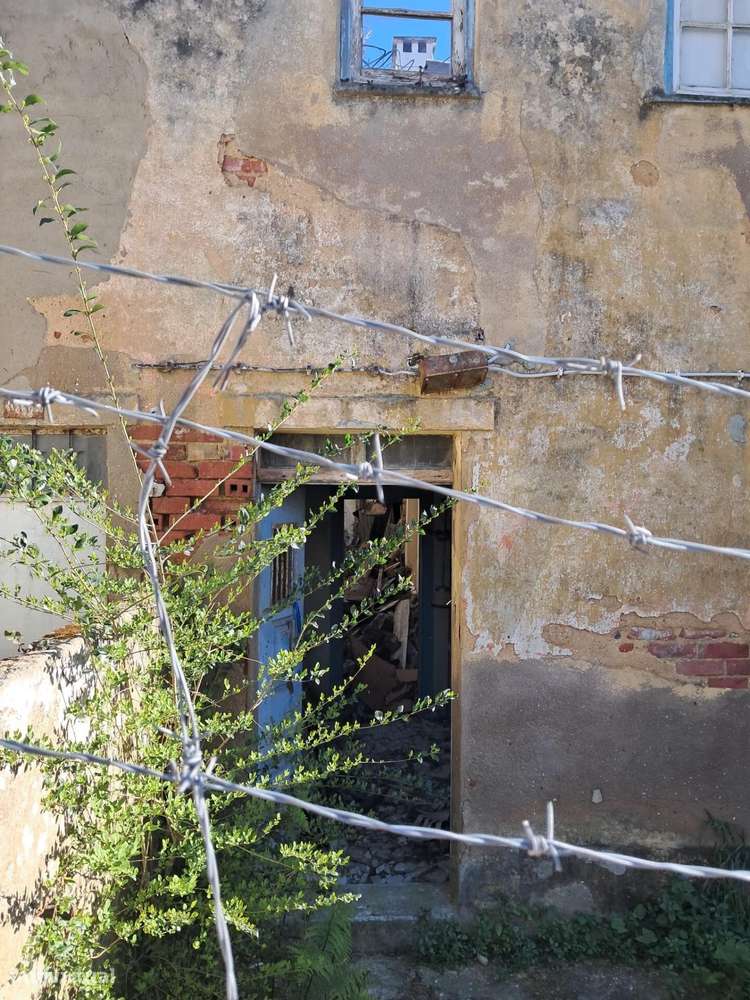 * Moradia em Ruinas * Terreno 100m2 * 140m2 * Laranjeiras * - Grande imagem: 2/42