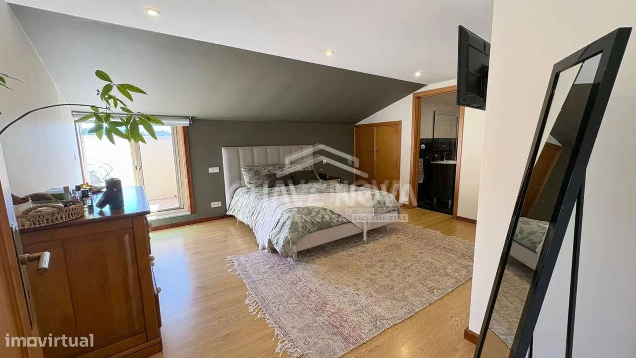 Apartamento T2 Duplex Renovado com Terraço, Garagem Box e 3 WC-12