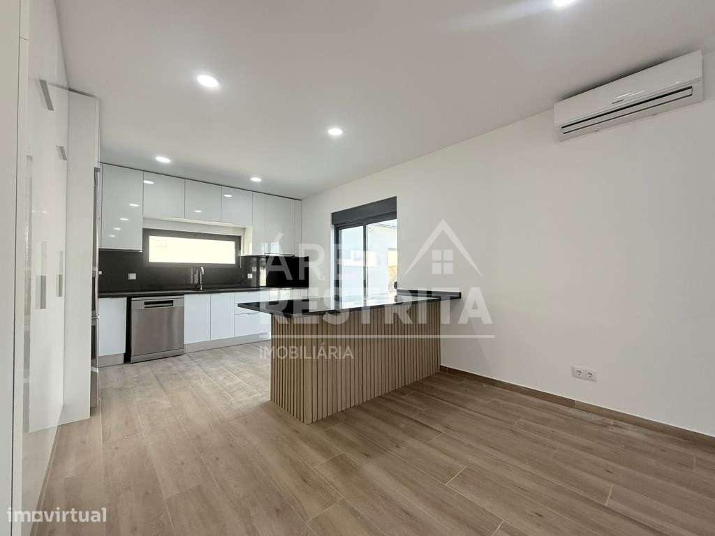 Moradia Isolada térrea com piscina e anexo T1 em Fernão Ferro - Grande imagem: 4/60