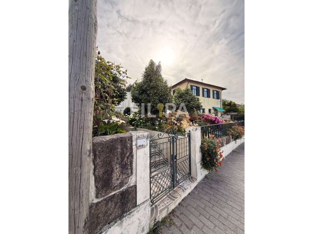 Moradia com 4 frentes no centro de Recarei - espaço, luz e excelent...-25