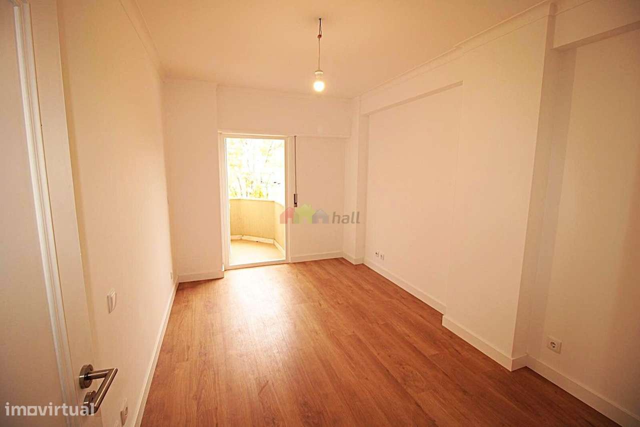 Apartamento T3 c/ garagem e arrecadação na Estrada da Luz-17