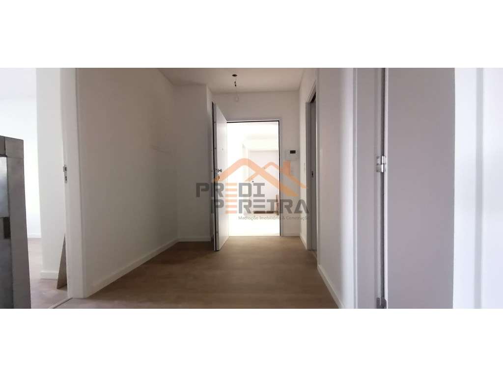 *Última fração disponível*
T3 duplex, situado na Quinta dos Fartos. - Grande imagem: 5/29