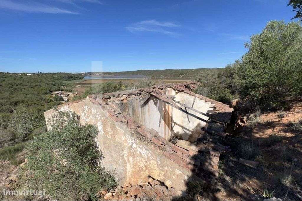 Terreno com Ruína em Localização Privilegiada na Zona de Estômbar - Grande imagem: 4/9