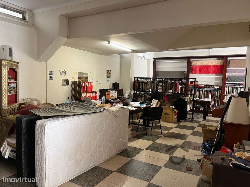 Loja em Oeiras com 400m2, com dois pisos, disponível.-13