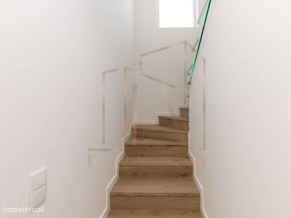 Moradia Geminada T3 com Suíte e Ótimo Espaço Exterior-11