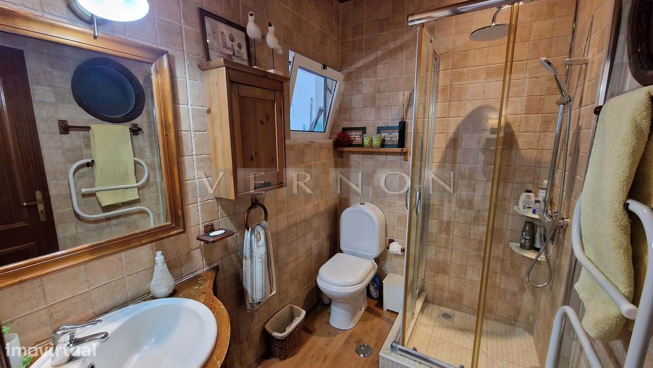 Charmosa e espaçosa moradia com 3 quartos e piscina para venda entre L-25