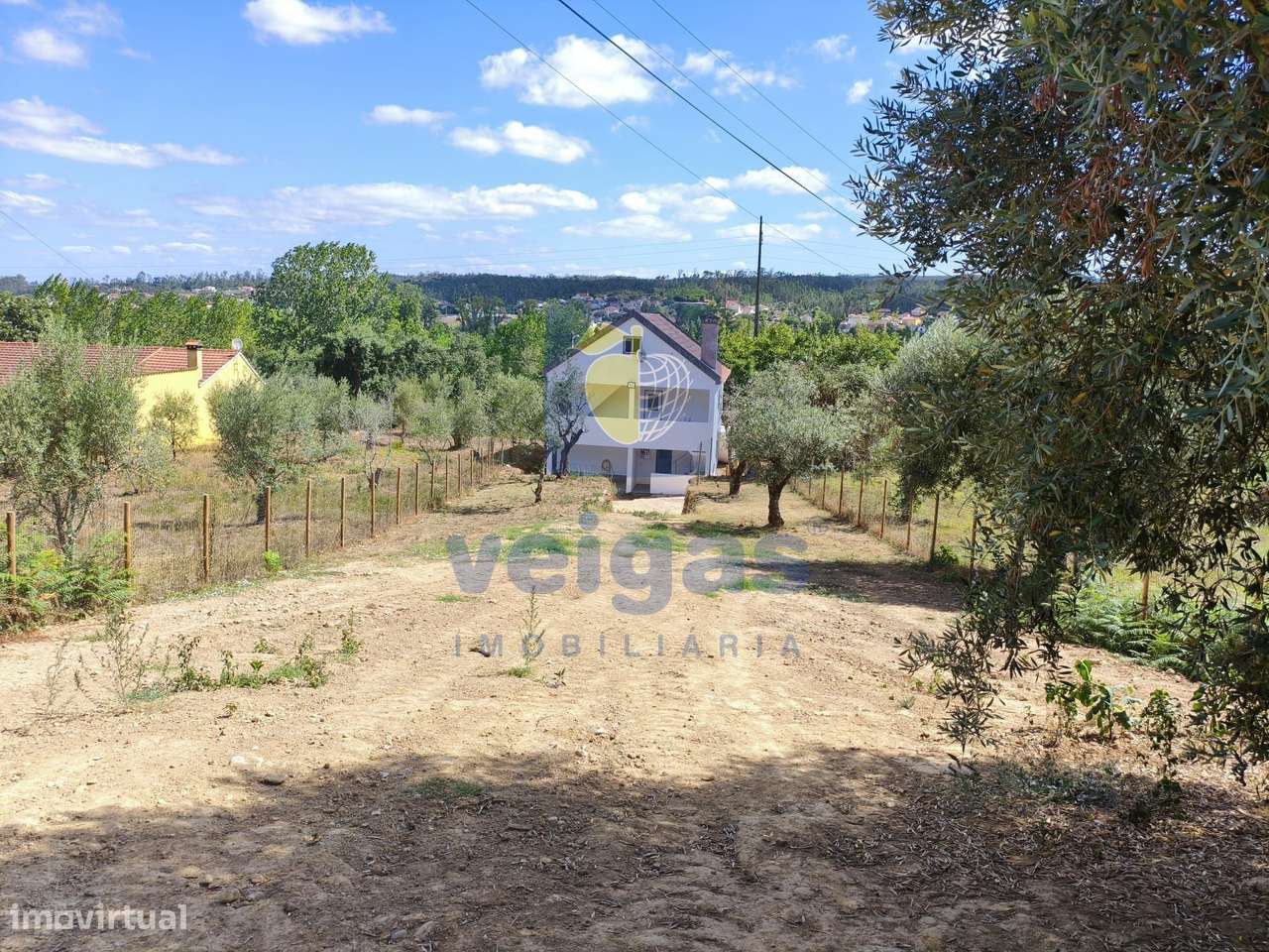 Moradia isolada T2 renovada, com terreno de 700m2 e garagem, em Vermoi-1