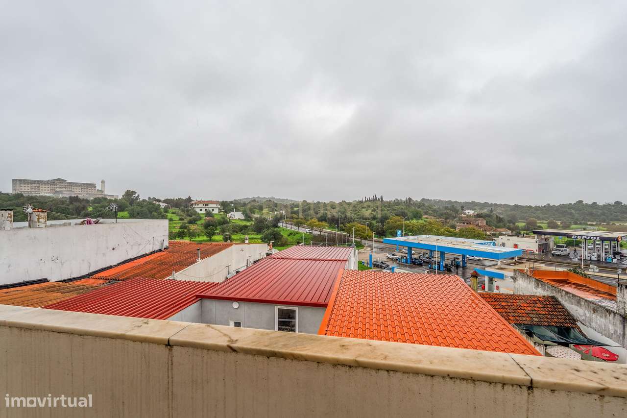 T2 em Portimão com 79m2 para Remodelação e Grande Potencial - Grande imagem: 4/31