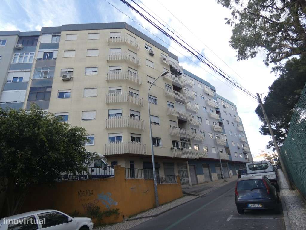 Apartamento T3 com boas áreas na Mina de Agua-Amadora-26