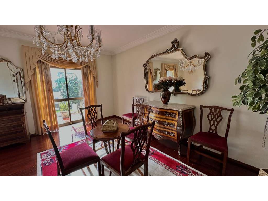 Moradia T5 com Sótão, Jardim Privado e Churrasqueira - Carnaxide-5