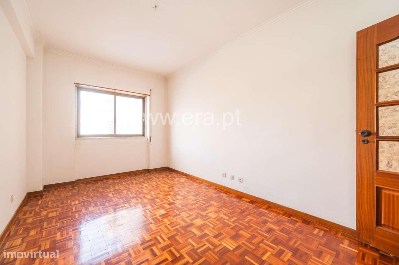 Apartamento T2 com Excelente Luminosidade e Localização – Massamá-15