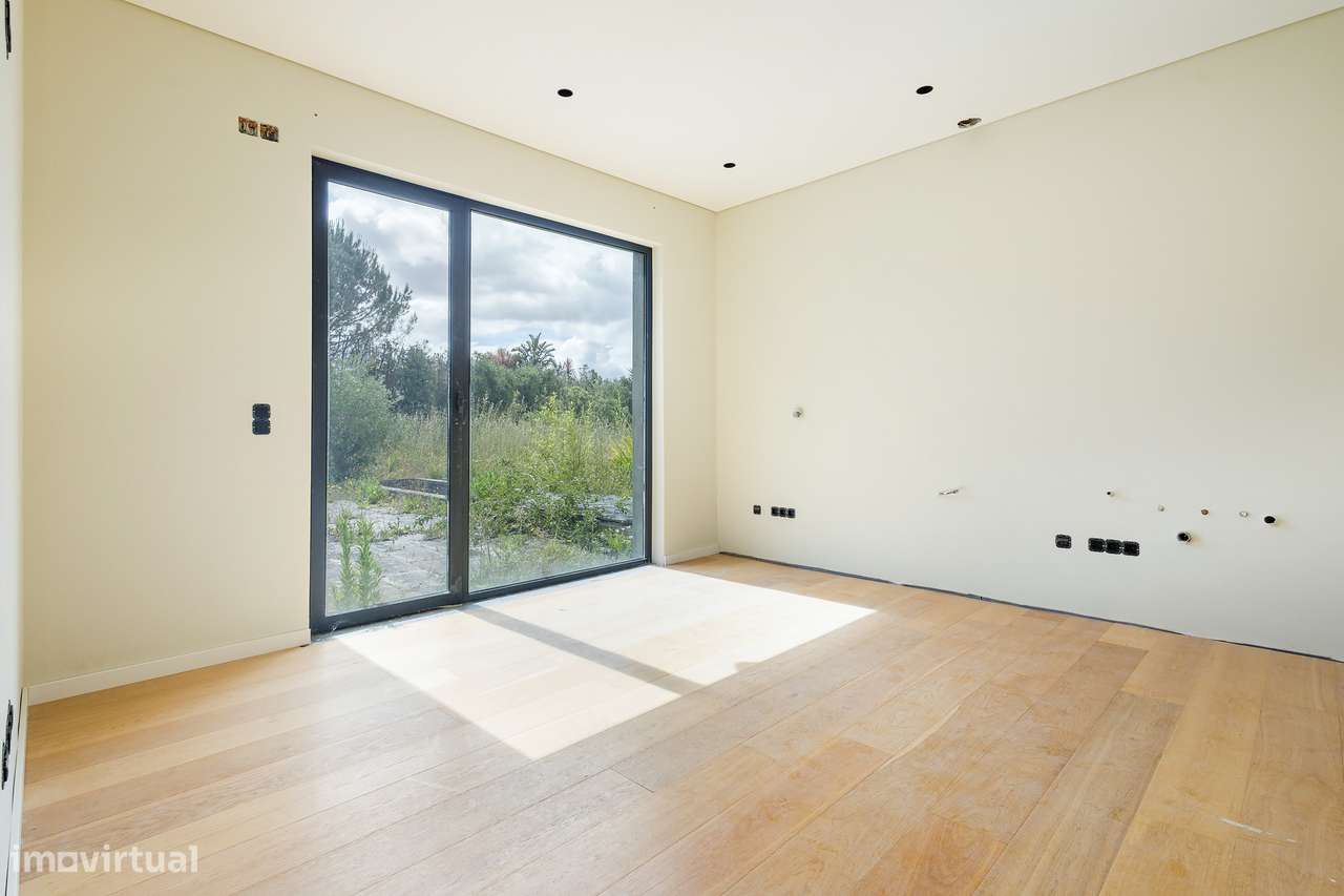 Moradia Isolada Remodelada com Piscina, 4 Quartos e Garagem para 3 Car-8