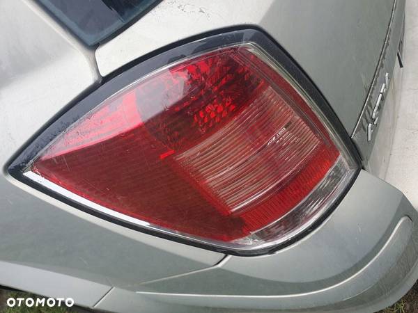 LAMPA LEWA TYŁ TYLNA TYLNIA OPEL ASTRA H KOMBI 2005 1.6 TWINPORT - 1